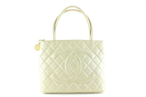  CHANEL IRIDESCENT PEARL QUILTED LAMBSKIN MEDALLION ZIP TOTE GHW