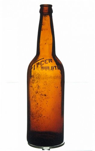 1906 Fitger Brewing Co. Beer 10½ x 13½ inch tray Embossed Bottle Duluth Minnesota