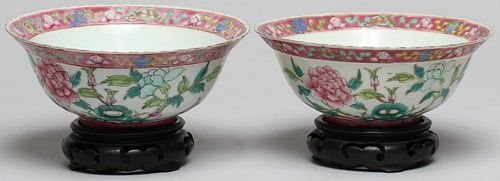 Pair of Chinese Qing Dynasty Hand-Painted Bowls