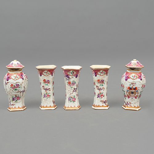GARNITURA P. SIGLO XX Elaborados en porcelana policromada Sellados con sinograma inferior Decoración floral en tonos rosa ...
