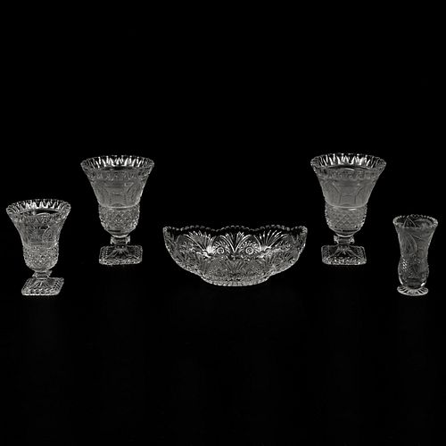 LOTE DE ARTÍCULOS DECORATIVOS CHECOSLOVAQUIA SIGLO XX Elaboradas en cristal transparente Decoración facetada y algunos detal...