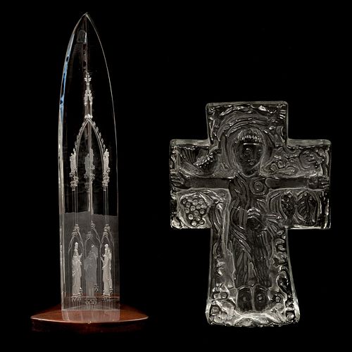 LOTE DE ARTÍCULOS DECORATIVOS SIGLO XX Elaborados en cristal y vidrio Consta de obelisco y cruz  40 cm altura mayor Detall...
