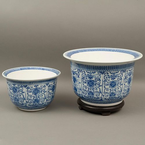 LOTE DE MACETAS CHINA SIGLO XX Elaboradas en porcelana Decorada con elementos vegetales y florales en color azul Una con b...
