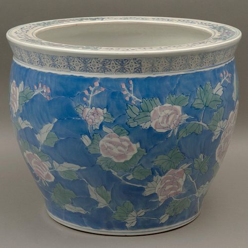 MACETA CHINA SIGLO XX Elaborada en porcelana  policromada Decoración floral sobre fondo azul Detales de conservación