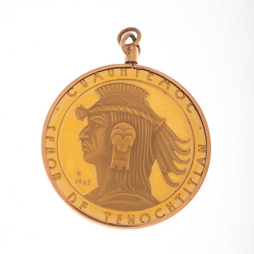 Moneda Cuauhtemoc y Hernan Cortes en oro amarillo de 18k. Peso: 44.4 g.