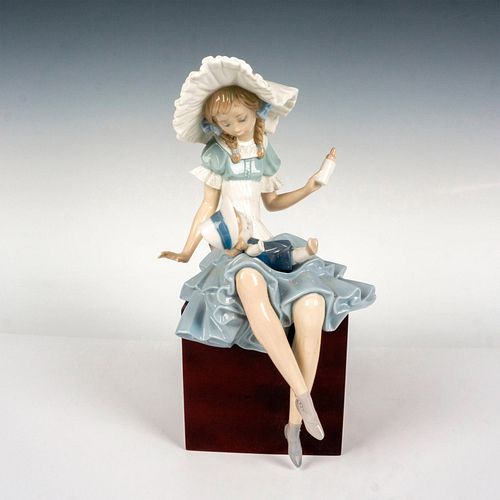 Cathy And Her Doll 1001380 - Lladro Porcelain Figurine