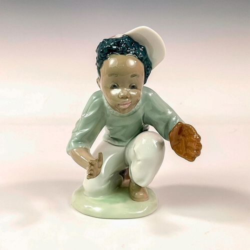 I've Got It 1005827 - Lladro Porcelain Figurine