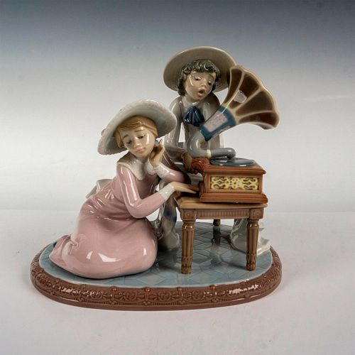 Music Time 1005430 - Lladro Porcelain Figurine