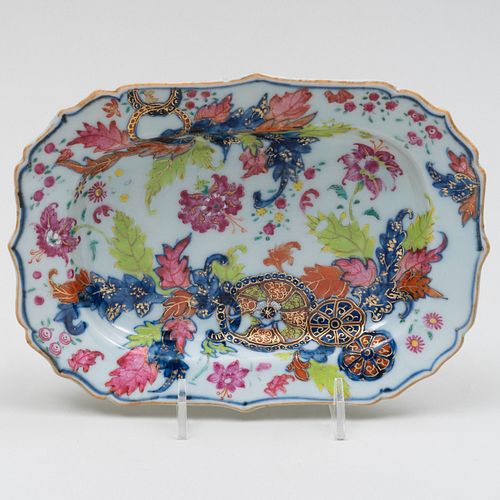 Small Chinese Export Porcelain Platter in the 'Tobacco Leaf' Pattern