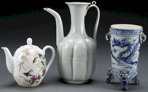 A  THREE PIECE GROUP OF CHINESE PORCELAIN