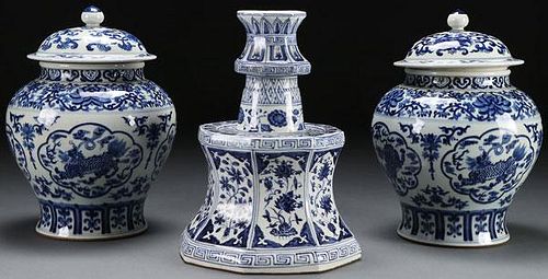 3 MING STYLE CHINESE BLUE & WHITE PORCELAIN