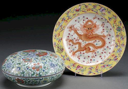 A CHINESE PORCELAIN COVERED BOX AND DRAGON PLATE