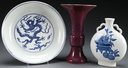A THREE PIECE GROUP OF CHINESE PORCELAIN