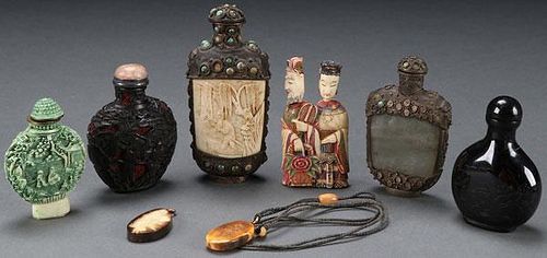 A COLLECTION OF CHINESE DECORATIVE ARTICLES