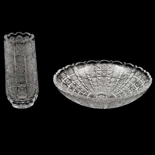 CENTRO DE MESA Y FLORERO CHECOSLOVAQUIA SIGLO XX Elaborados en cristal cortado punta diamante 30 cm diametro mayor Detalle...