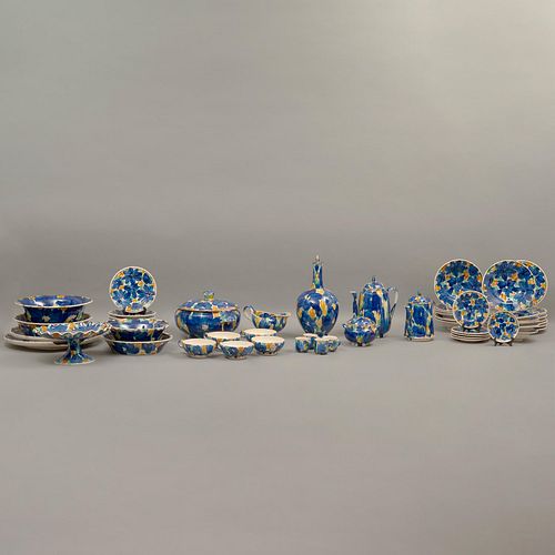 SERVICIO ABIERTO DE VAJILLA SIGLO XX Elaborado en cerámica policromada Acabado vidriado Decoración floral en tonos azules y...