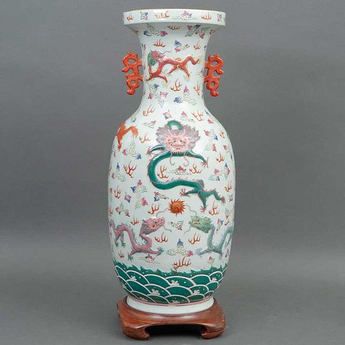 JARRÓN CHINA SIGLO XX Elaborado en porcelana Decorado con elementos vegetales y dragón en relieve Con base de madera 66...