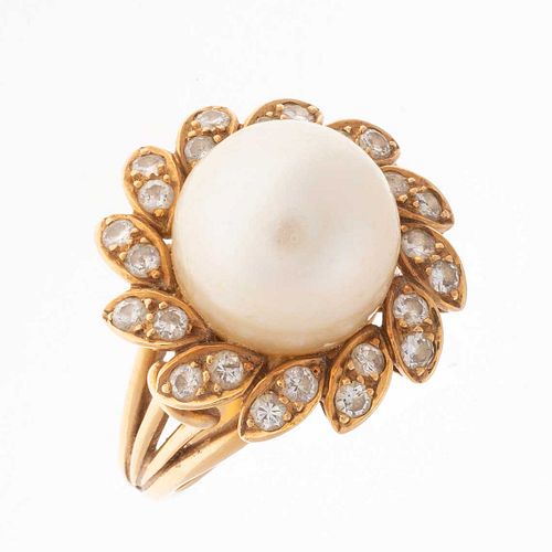 Anillo con perla y diamantes en oro amarillo de 18k. 1 perla cultivada color crema de 13 mm. 24 diamantes corte 8 x 8. Talla:...