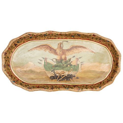 BATEA. MÉXICO, SIGLO XIX. Elaborada en madera laqueada y policromada, decorada con emblema nacional. 50 x 97 x 6 cm