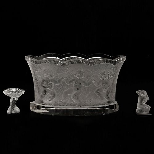 LOTE DE ARTÍCULOS DECORATIVOS FRANCIA SIGLO XX Elaborados en cristal opaco tipo Lalique  Decorado con amorcillos en relieve<...