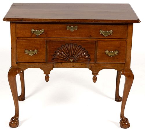 FINE AND RARE BOSTON OR SALEM, MASSACHUSETTS CHIPPENDALE CARVED MAPLE AND MAHOGANY DRESSING TABLE
