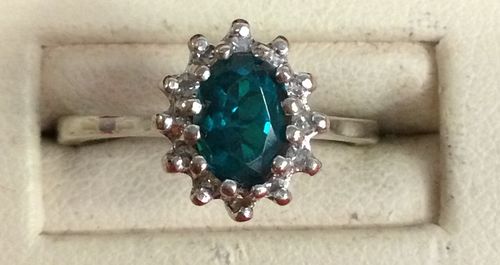 Beautiful solid gold ladies 2kt emerald and diamond ring