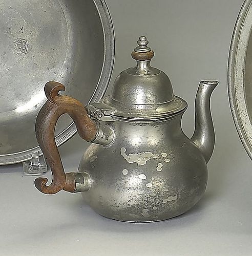 Queen Anne pewter teapot, possibly American, witho