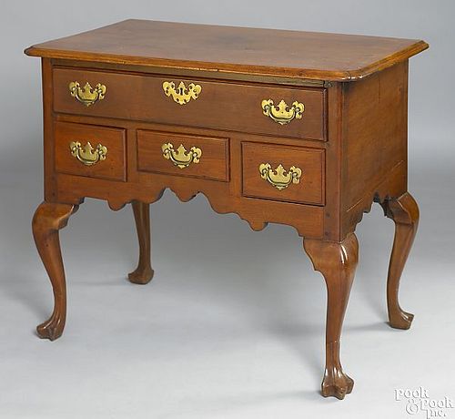 Delaware Valley Queen Anne walnut dressing table,a