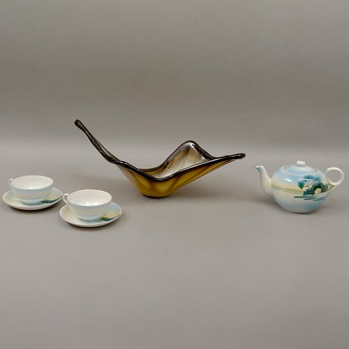 LOTE DE ARTÍCULOS DECORATIVOS JAPÓN  SIGLO XX Elaborados en porcelana y vidrio Consta de 3 ternos y tetera decorados a mano...
