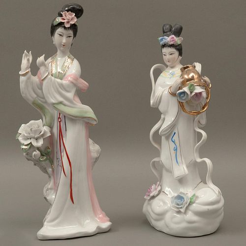 DAMAS ORIENTALES CHINA SIGLO XX Elaboradas en porcelana y cerámica policromada Decoración en relieve y detalles en esmalte d...