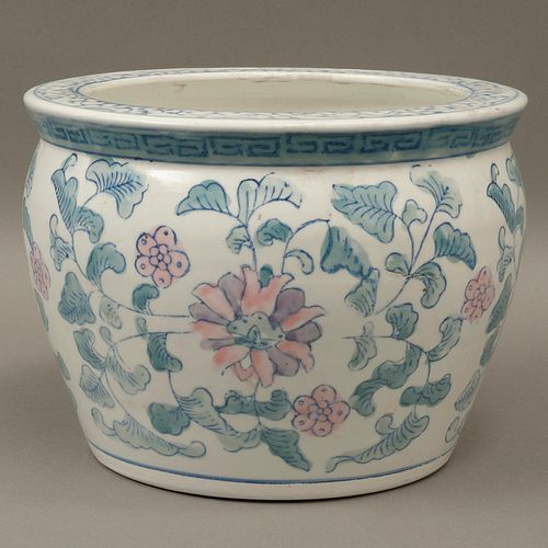 MACETA CHINA SIGLO XX Elaborada en porcelana Decoración floral en tonos rosas y azules Detalles de conservación