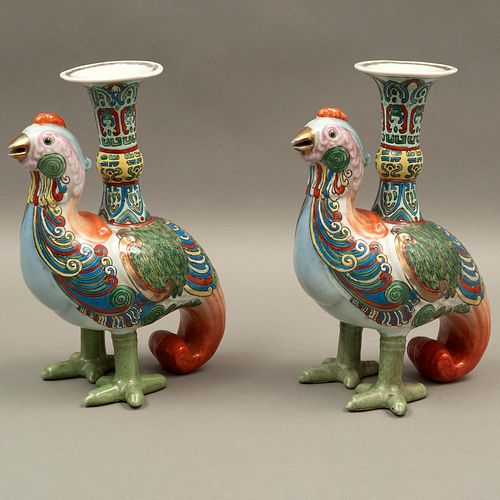 PAR DE CANDELEROS CHINA SIGLO XX Elaborados en porcelana policromada Diseño a manera de gallos 25 cm altura Detalles de...