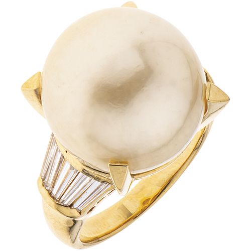 ANILLO CON PERLA CALABAZO Y DIAMANTES EN ORO AMARILLO DE 18K. Una perla calabazo semiesférica color crema: 15.4 mm