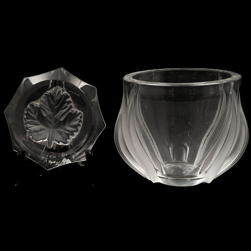 FLORERO Y PISAPAPELES FRANCIA SIGLO XX Elaborados en cristal Sellados Lalique Detalles de conservación Piezas: 2