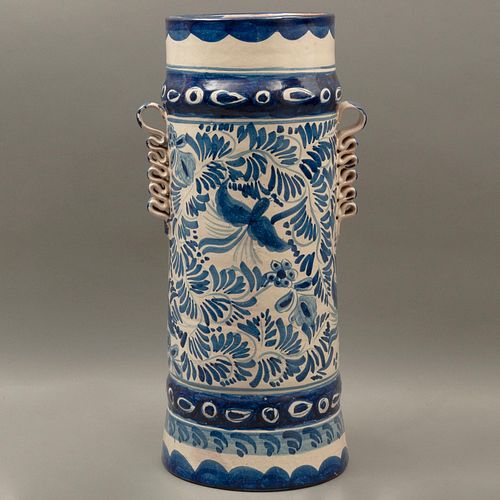 PARAGÜERO MÉXICO SIGLO XX Elaborado en cerámica tipo talavera Decoración orgánica y floral en tonos azul cobalto 60 cm alt...