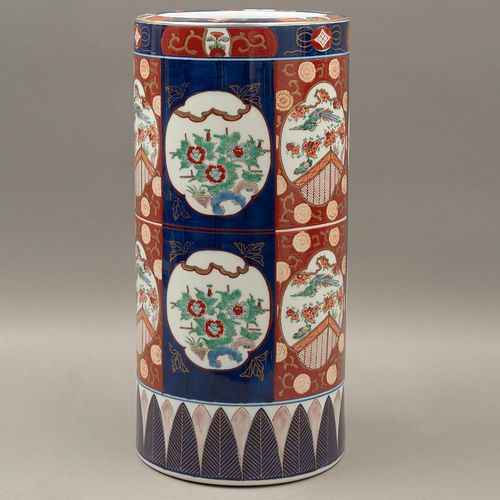 PARAGÜERO JAPÓN SIGLO XX Elaborado en porcelana policromada Tipo Imari Decoración floral y vegetal en tonos azules y naran...