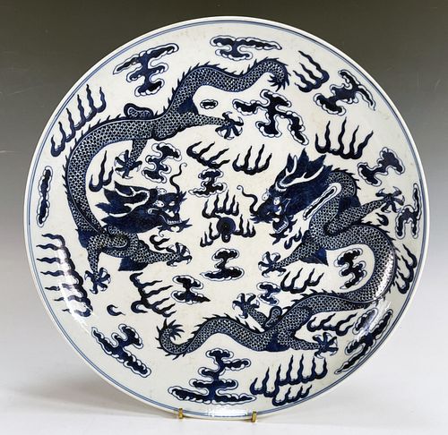 EXQUISITE BLUE & WHITE CHINESE CHARGER PLATE WITH IMPERIAL DRAGON MOTIF
