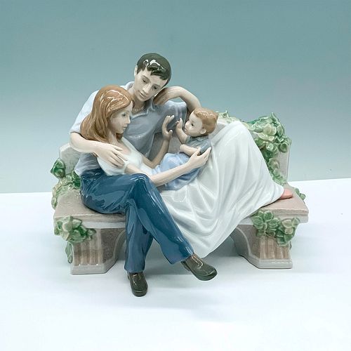 A Priceless Moment 1008056 - Lladro Porcelain Figurine