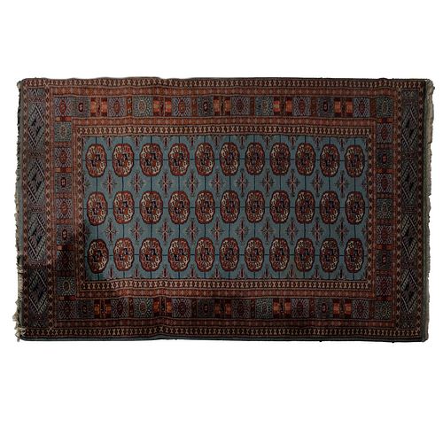 TAPETE. S.XX. ESTILO BOKHARA. Elaborado en lana, seda y algodón. Decorado con elementos arquitectónicos y naturales