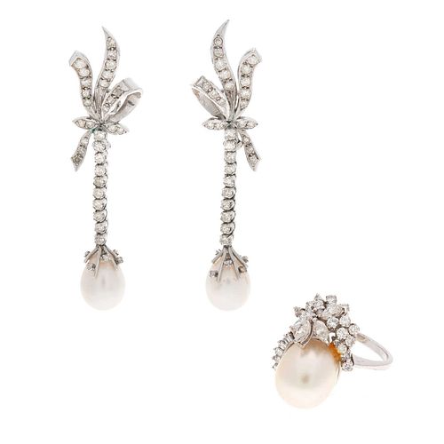 Anillo y par de aretes vintage con perlas y diamantes en plata paladio. 3 perlas calabazo color blanco de 13 x 10 mm. 102 diaman...