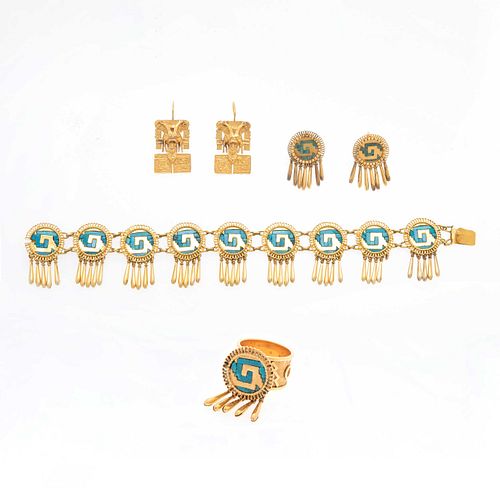 Pulsera, anillo y 2 pares de aretes con turquesas en oro amarillo de 18k y 14k. Tipo prehispanico. Talla: 6. Peso: 82.7 g.