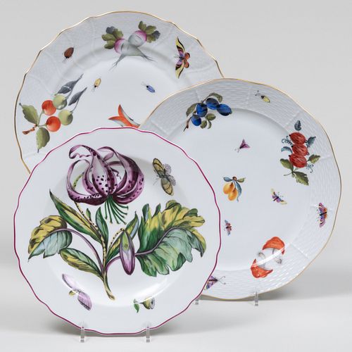 Set of Eight Herend Porcelain Dinner Plates and a Set of Twelve Metropolitan Museum of Art Porcelain Lunch Plates