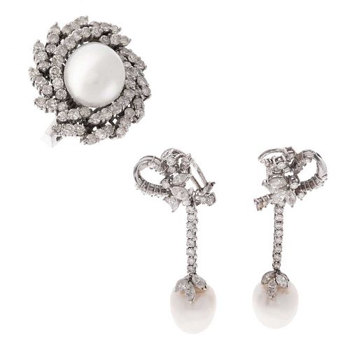 Anillo y par de aretes vintage con perlas y diamantes en plata paladio. 3 perlas calabazo color blanco de 13 x 10 mm. 113 diaman...