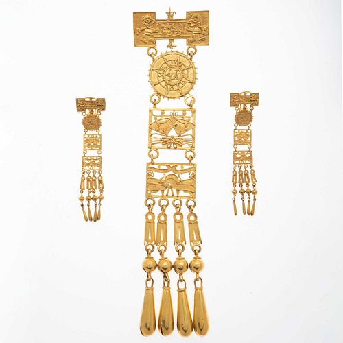 Prendedor y par de aretes en oro amarillo de 18k. Diseño con motivos prehispanicos. Peso: 106.0 g.