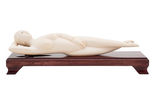 "DOCTOR'S LADY". CHINA, SIGLO XX. Talla en marfil con base de madera. Detalles de conservación, 20.5 cm de longitud.