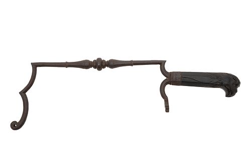 ARCO DE SIERRA DE AMPUTACIÓN. SIGLO XVIII. Elaborado en hierro y ébano, con mango tallado con forma de cabeza de águila. 43 cm de largo