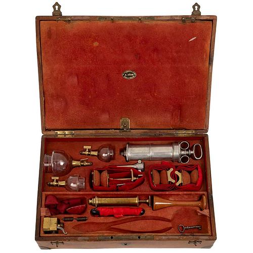 EQUIPO PARA CIRUGÍA. FRANCIA, 1850-1880. Marca LÜER. Instrumentos elaborados en metal, vidrio, madera, ébano y tela. Estuche de madera