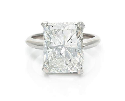An 18 Karat White Gold and Diamond Solitaire Ring, 13.90 dwts.