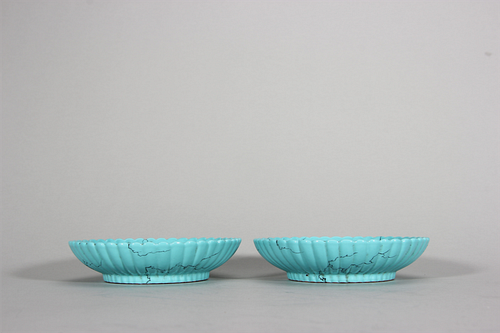 A pair of turquoise glaze porcelain daisy petal plates,Qing Dynasty,China