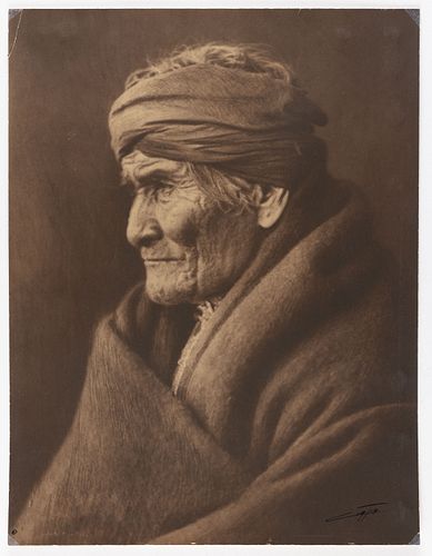 RARE EDWARD SHERIFF CURTIS (AMERICAN, 1868-1952) LARGE FORMAT PHOTOGRAPHIC PORTRAIT OF GERONIMO, APACHE